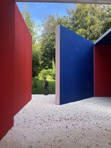 Richard and Breezy walk behind Hélio Oiticica's Magic Square #3